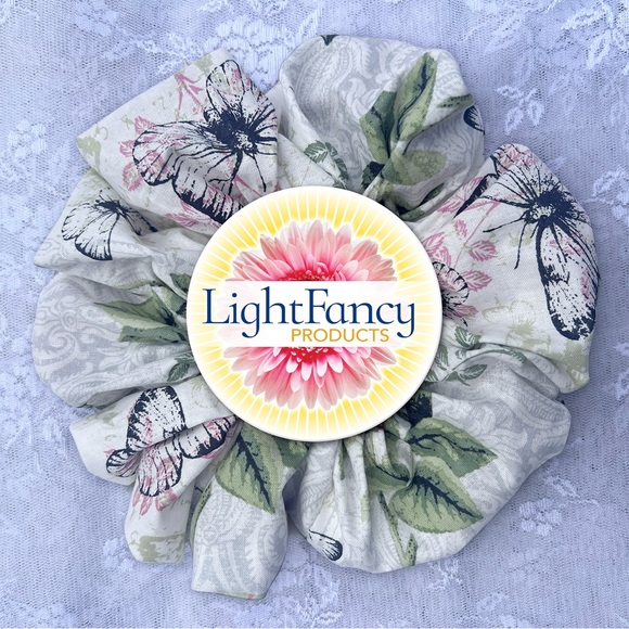 Floral classic spring Scrunchie🧚🏼 - Picture 1 of 3